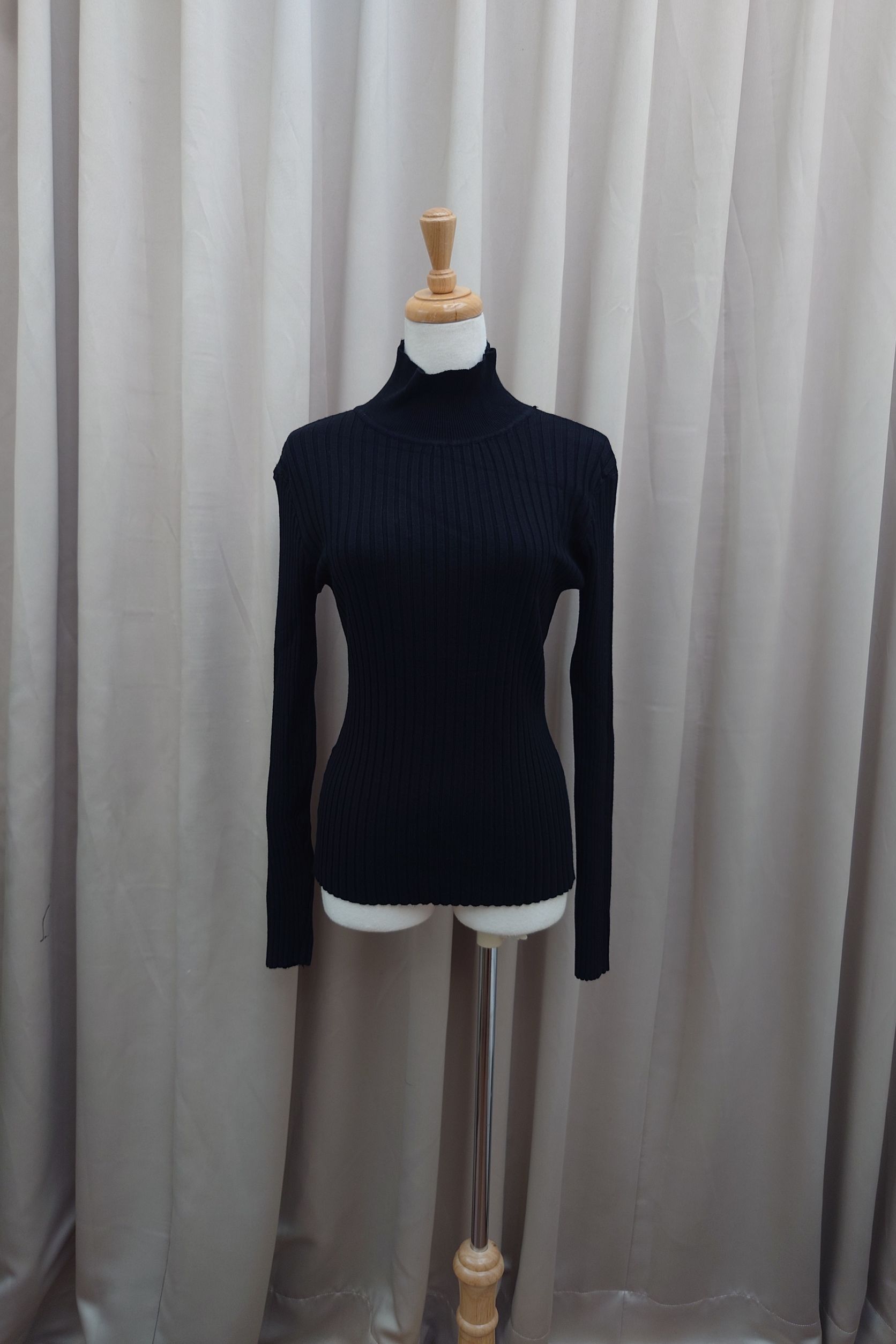 高領坑條挖背針織上衣