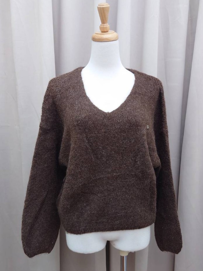 柔軟蓬鬆V領小標籤針織上衣<首周限定優惠$399中>