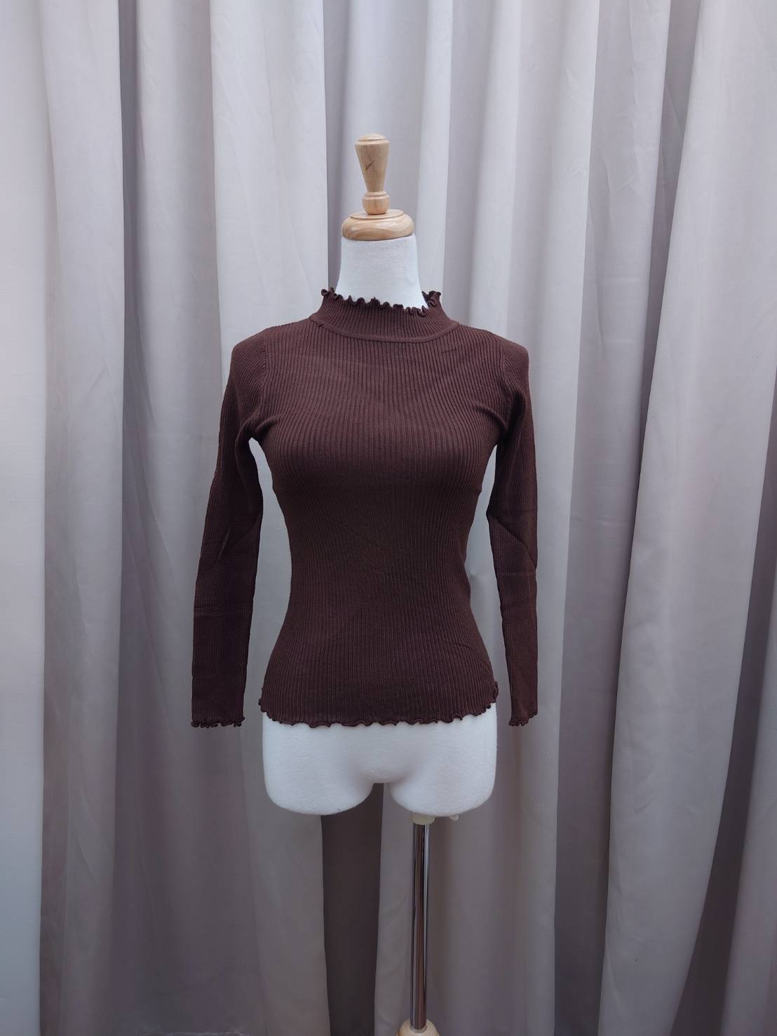 小立領木耳邊坑條打底上衣