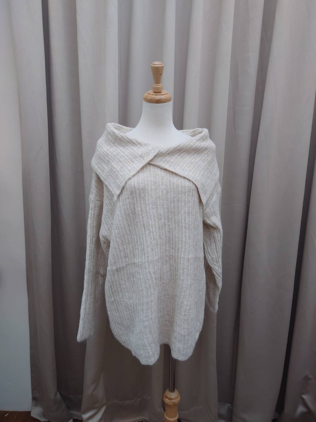 慵懶交叉翻領針織上衣<首周限定優惠$680中>