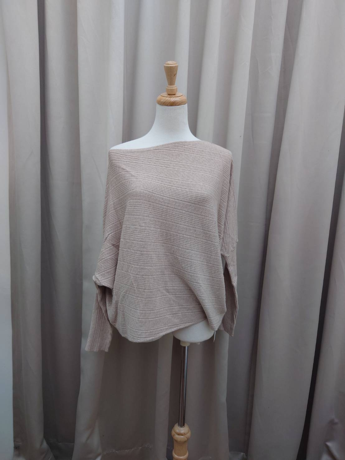 慵懶斜肩針織上衣