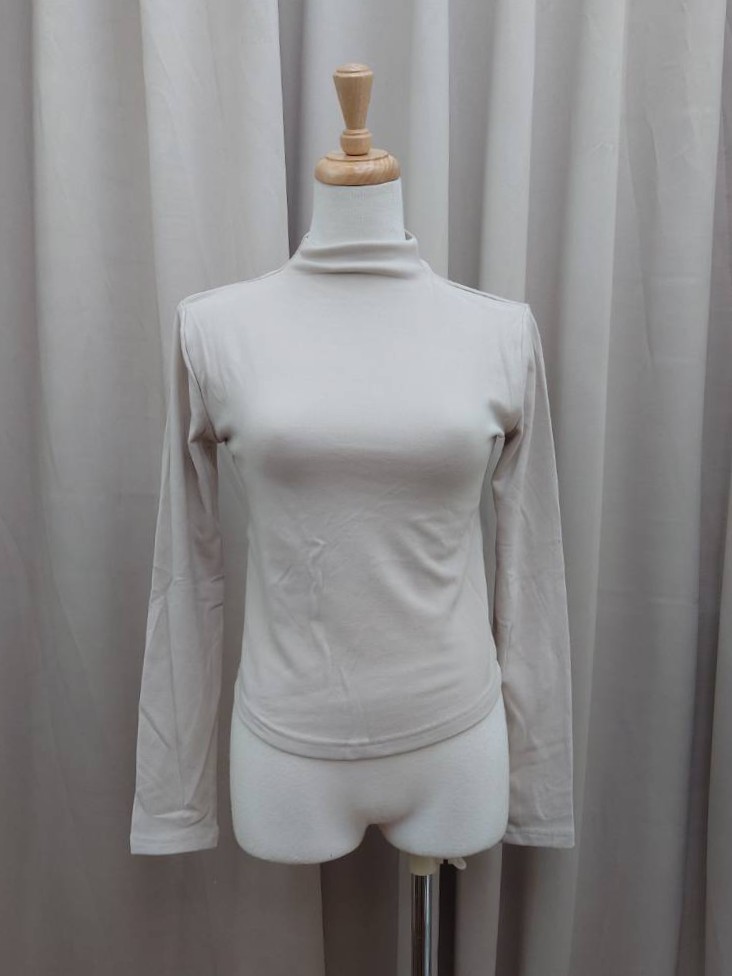 柔軟半高領圓弧打底上衣(2件$598)