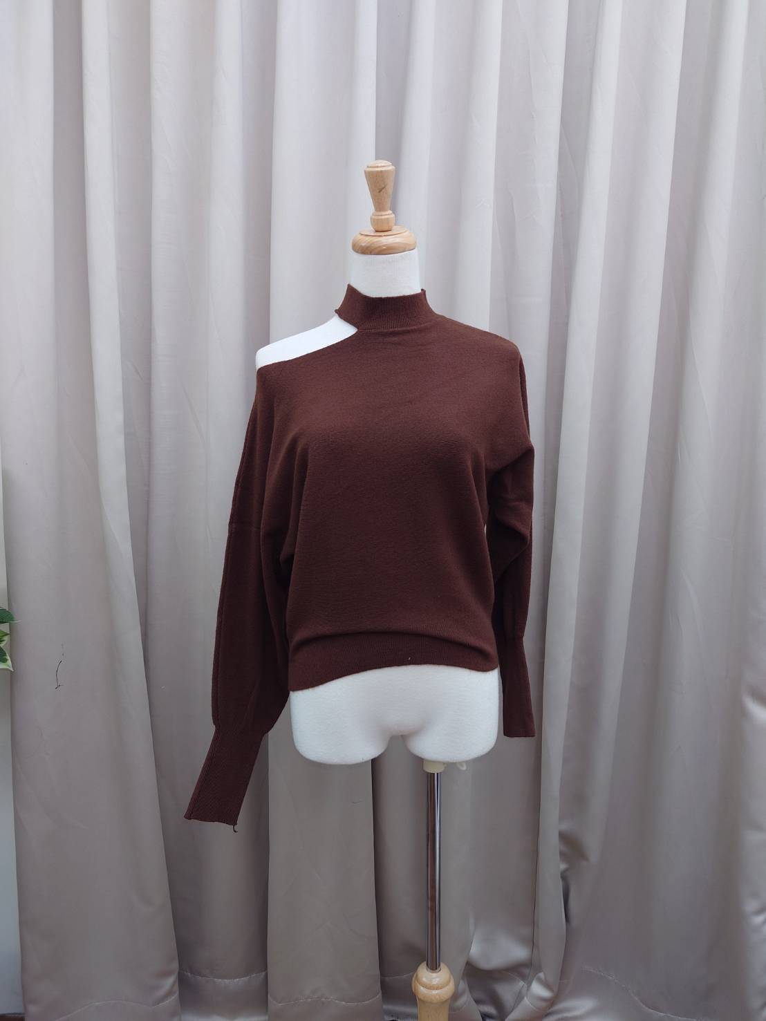 不對稱露肩高領上衣