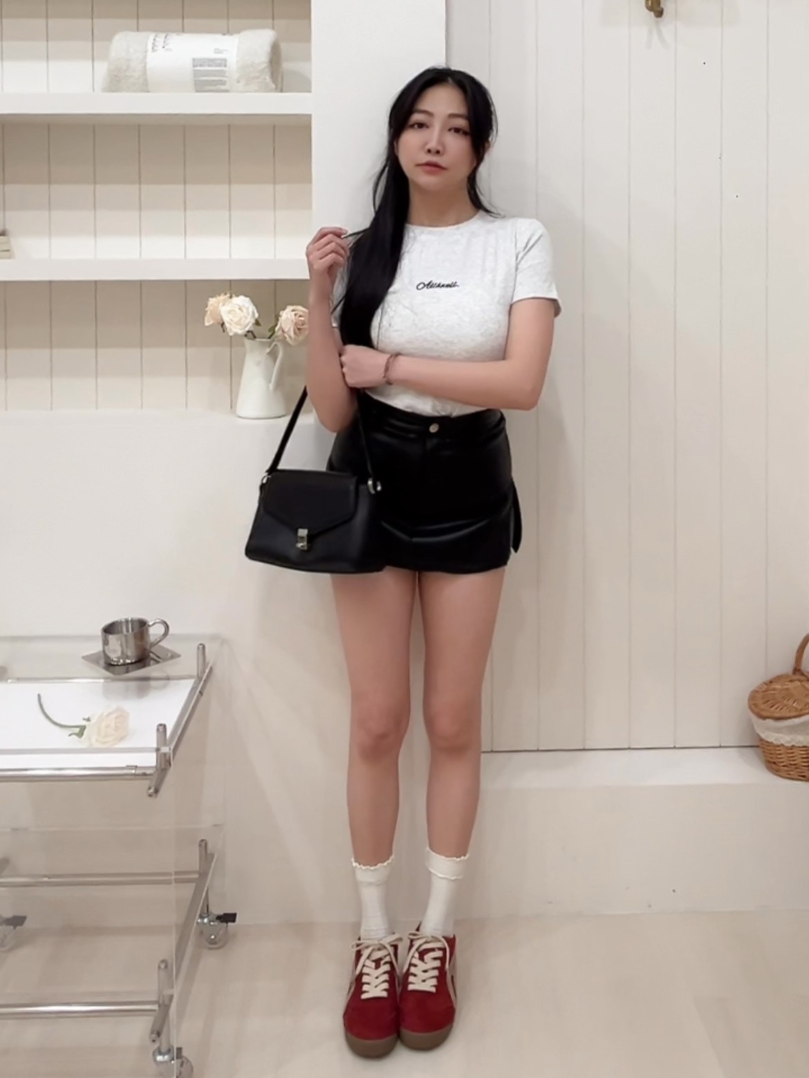 合身英文刺繡短版上衣