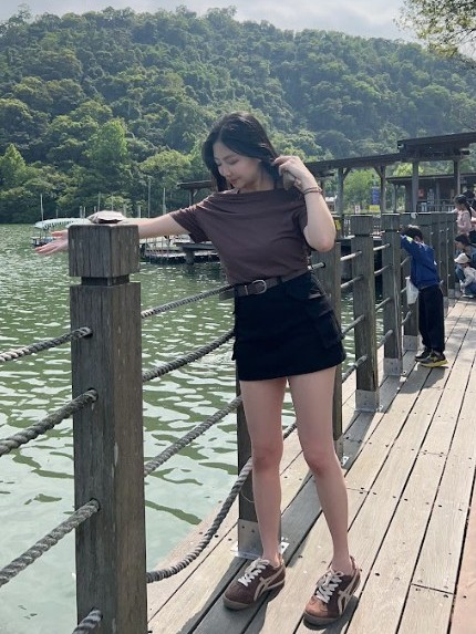 微慵懶垂領繞脖上衣