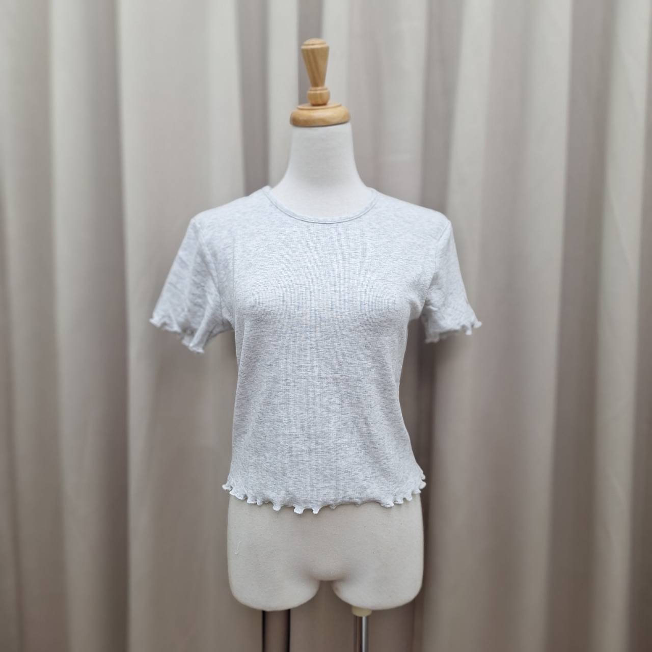 素色木耳邊彈性短袖上衣(首周優惠2件$598)
