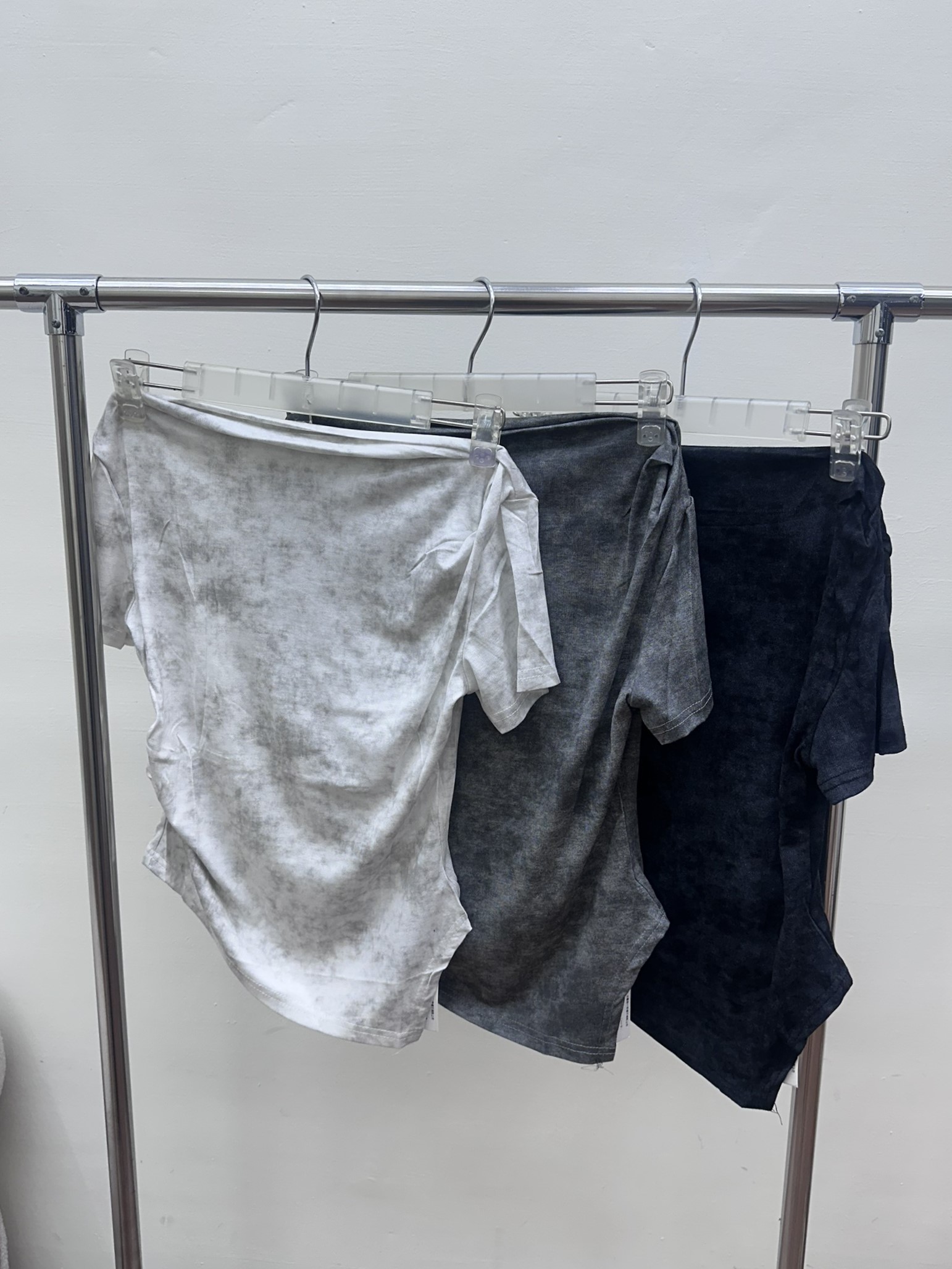 水墨染一字領不規則上衣(限時優惠$395)