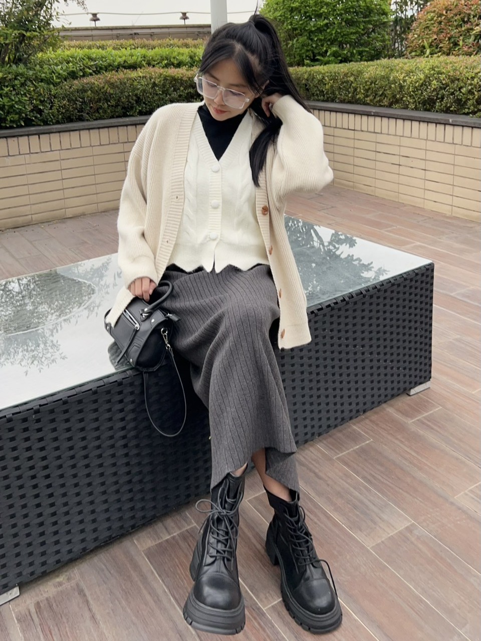 英文刺繡下擺不規則背心<首周限定優惠$295中>