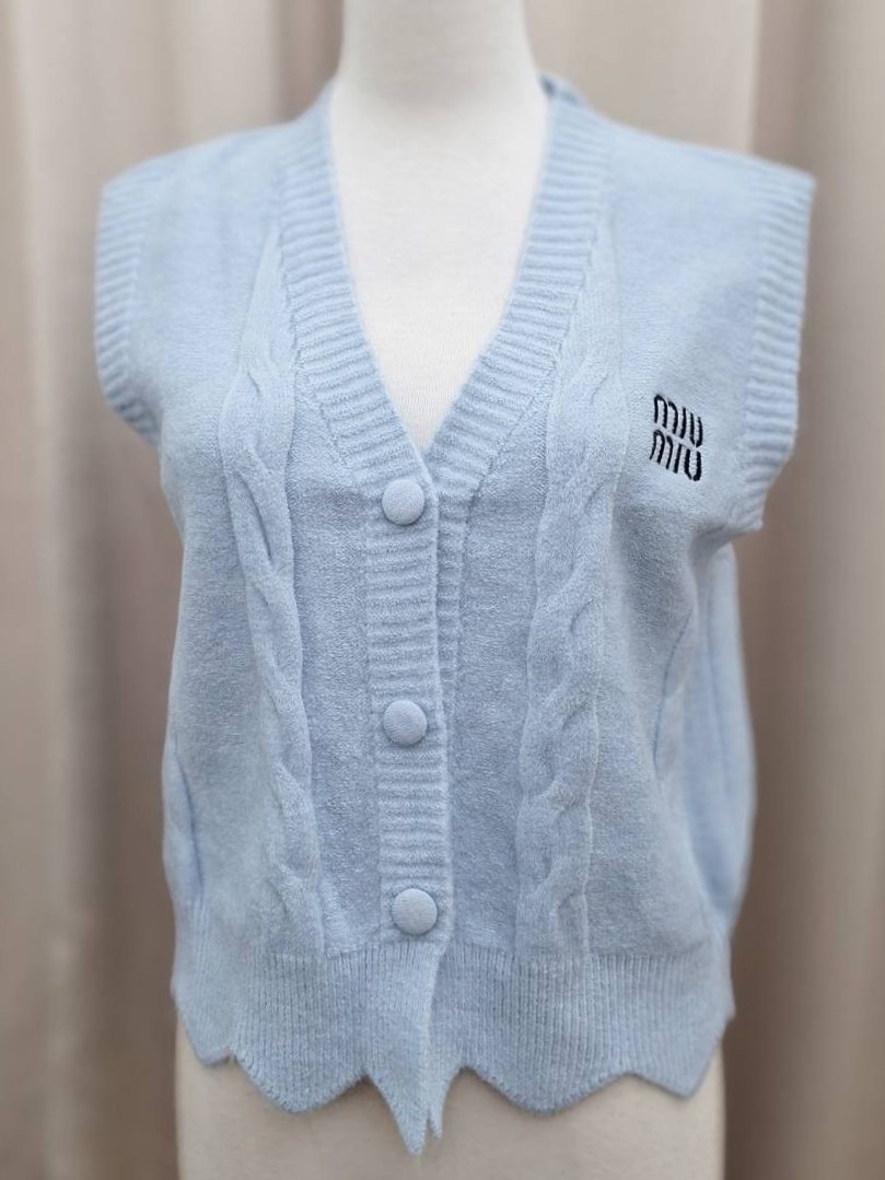 英文刺繡下擺不規則背心<首周限定優惠$295中>