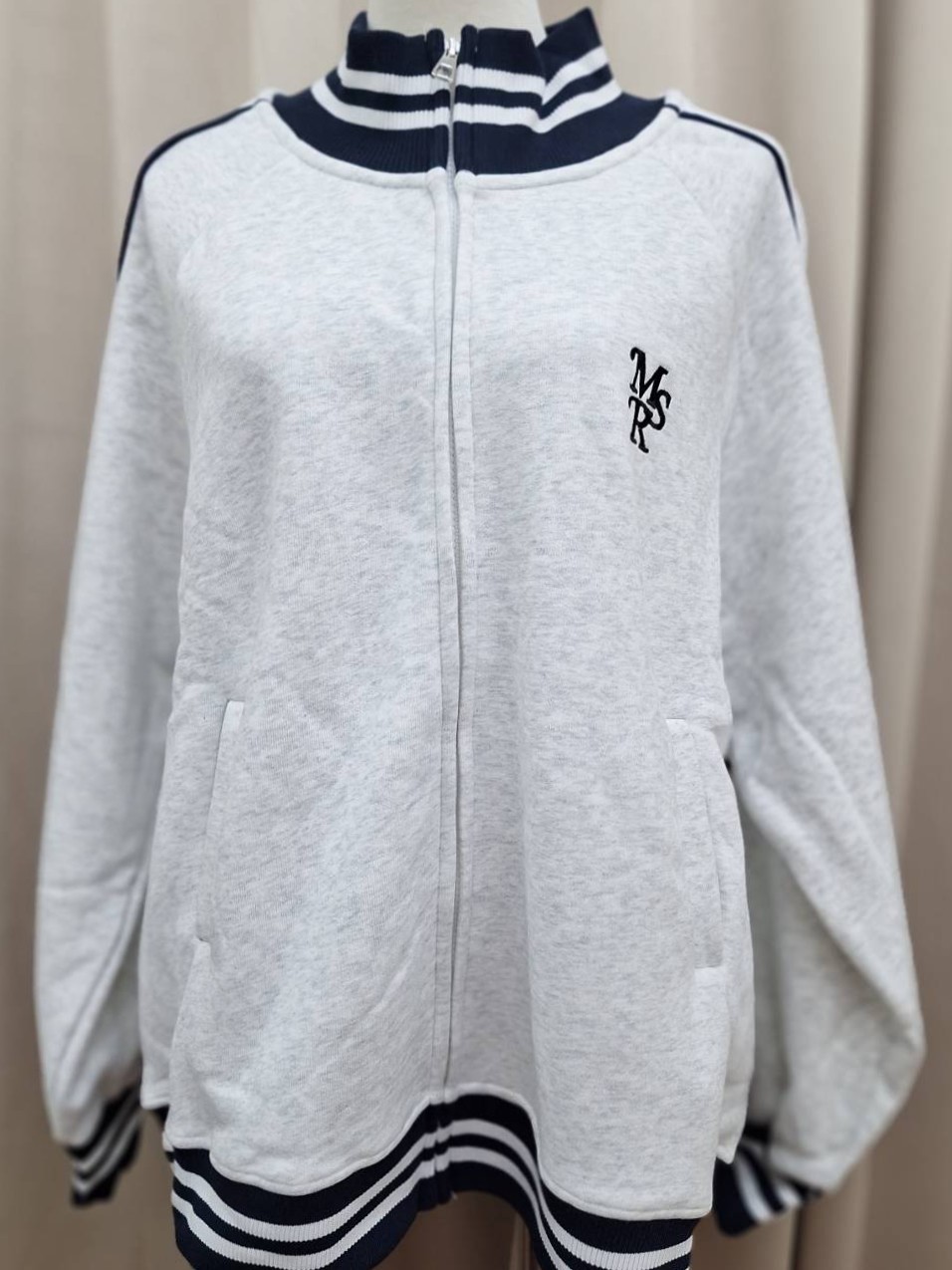 小立領英文刺繡刷毛棒球外套<首周限定優惠$790中>