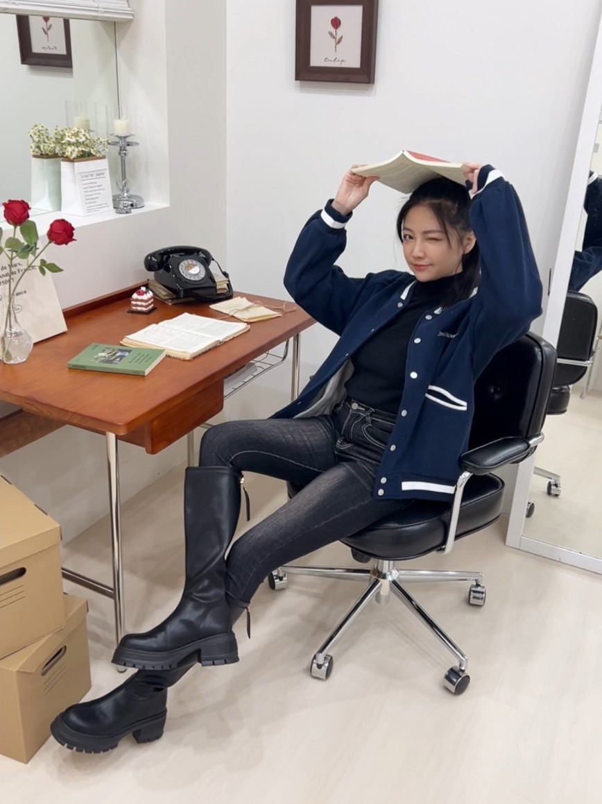 美式撞色英文刺繡刷毛棒球外套<首周限定優惠$790中>