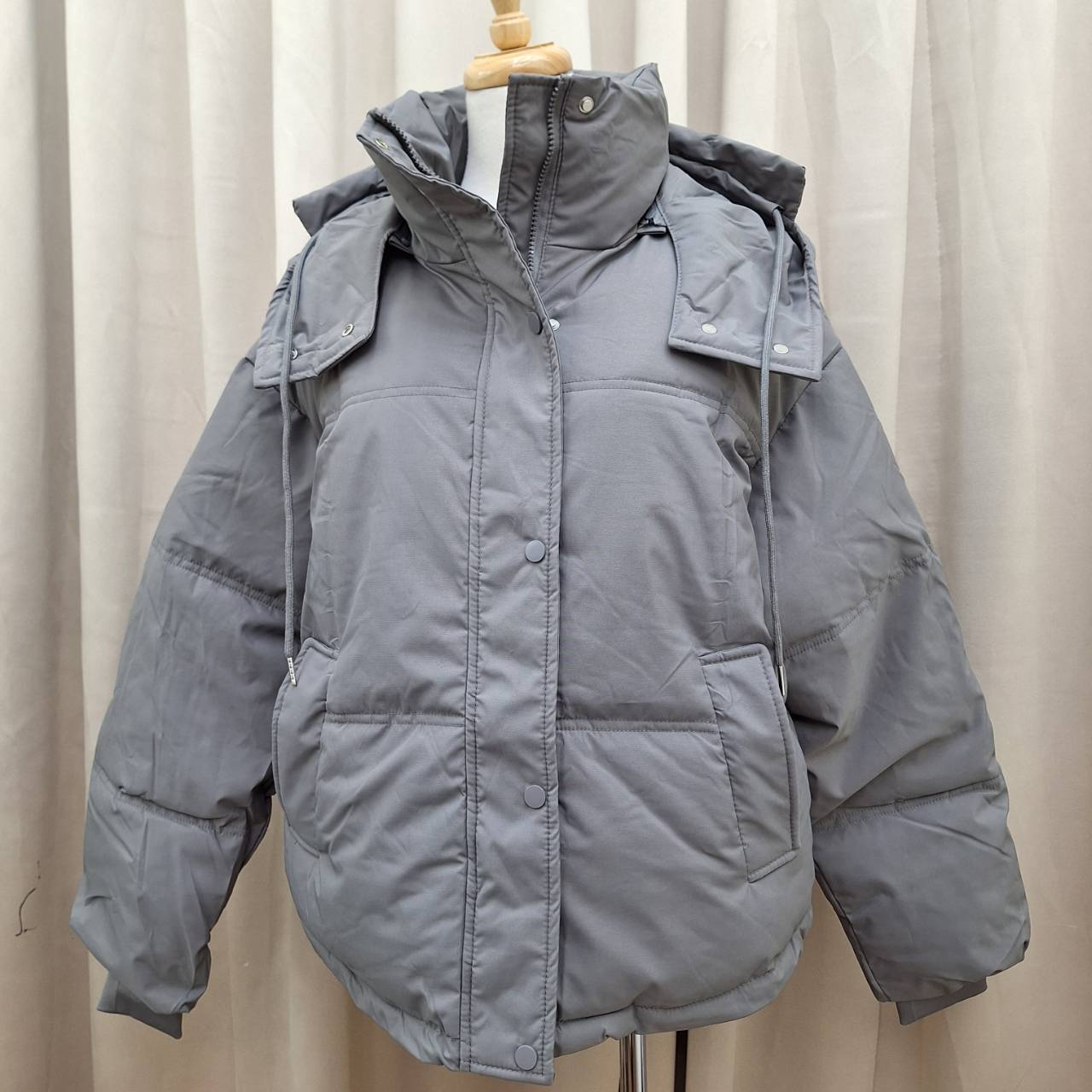 冬季必備澎澎短版外套(帽可拆)<首周限定優惠$990中>