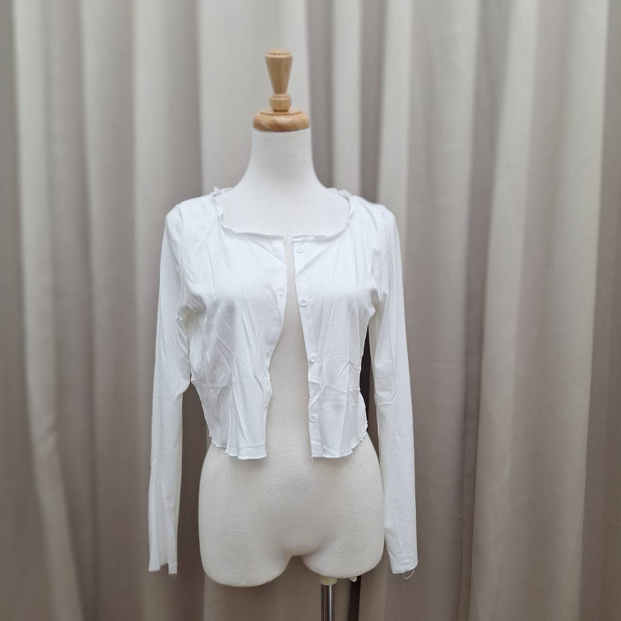 荷葉邊排釦短版罩衫(首周優惠395)