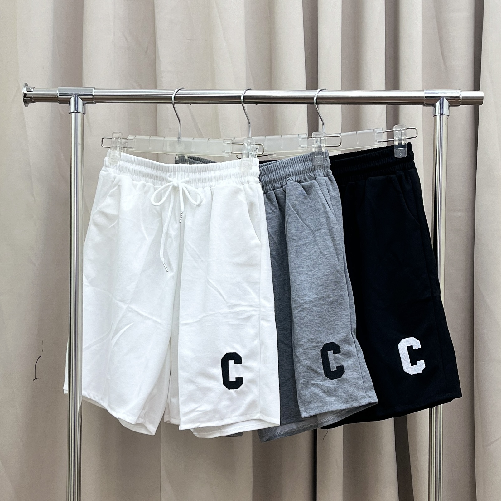 字母C舒適休閒短褲