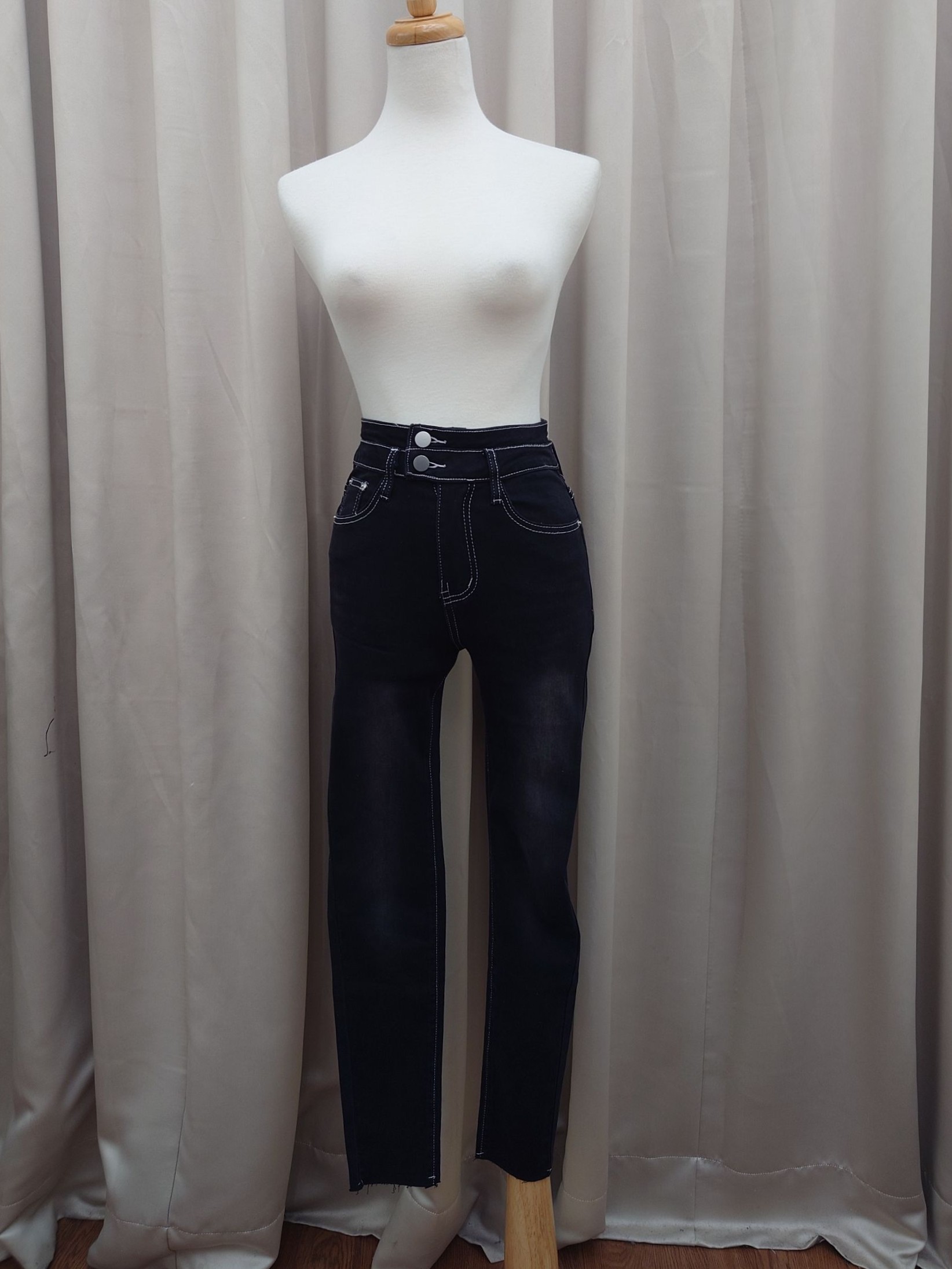 高腰雙釦緊身牛仔褲<首周限定優惠$680中>