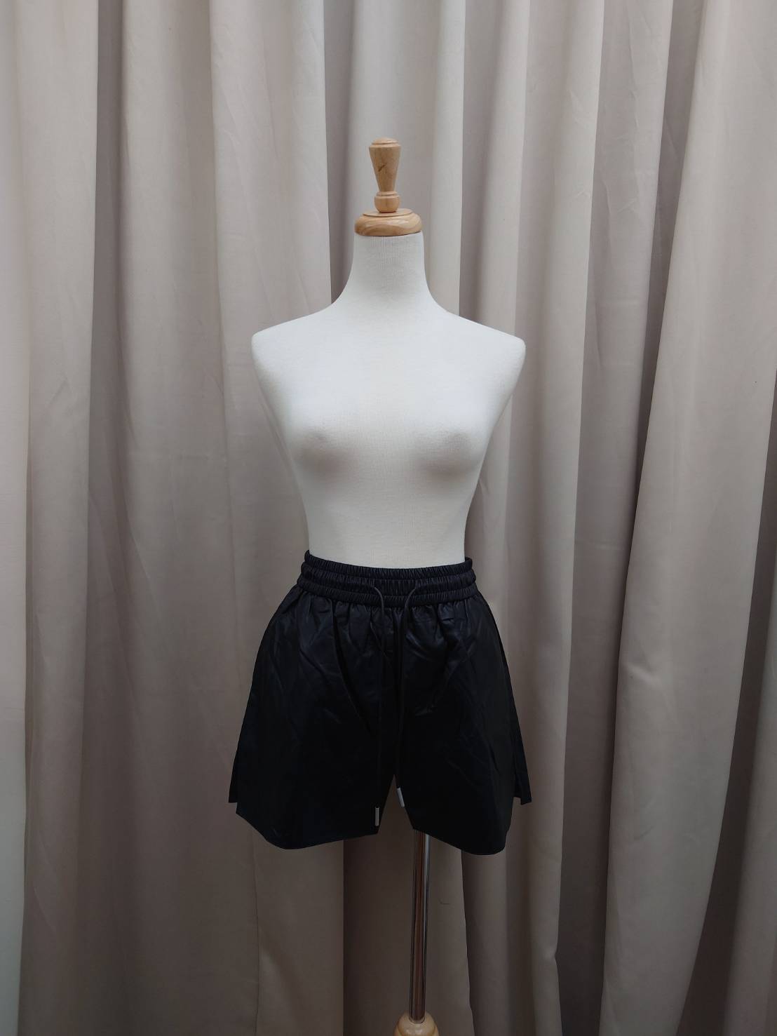 開衩抽繩皮短褲<首周限定優惠$399中>