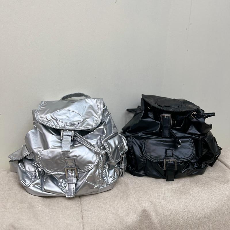 霧面質感多口袋設計後背包