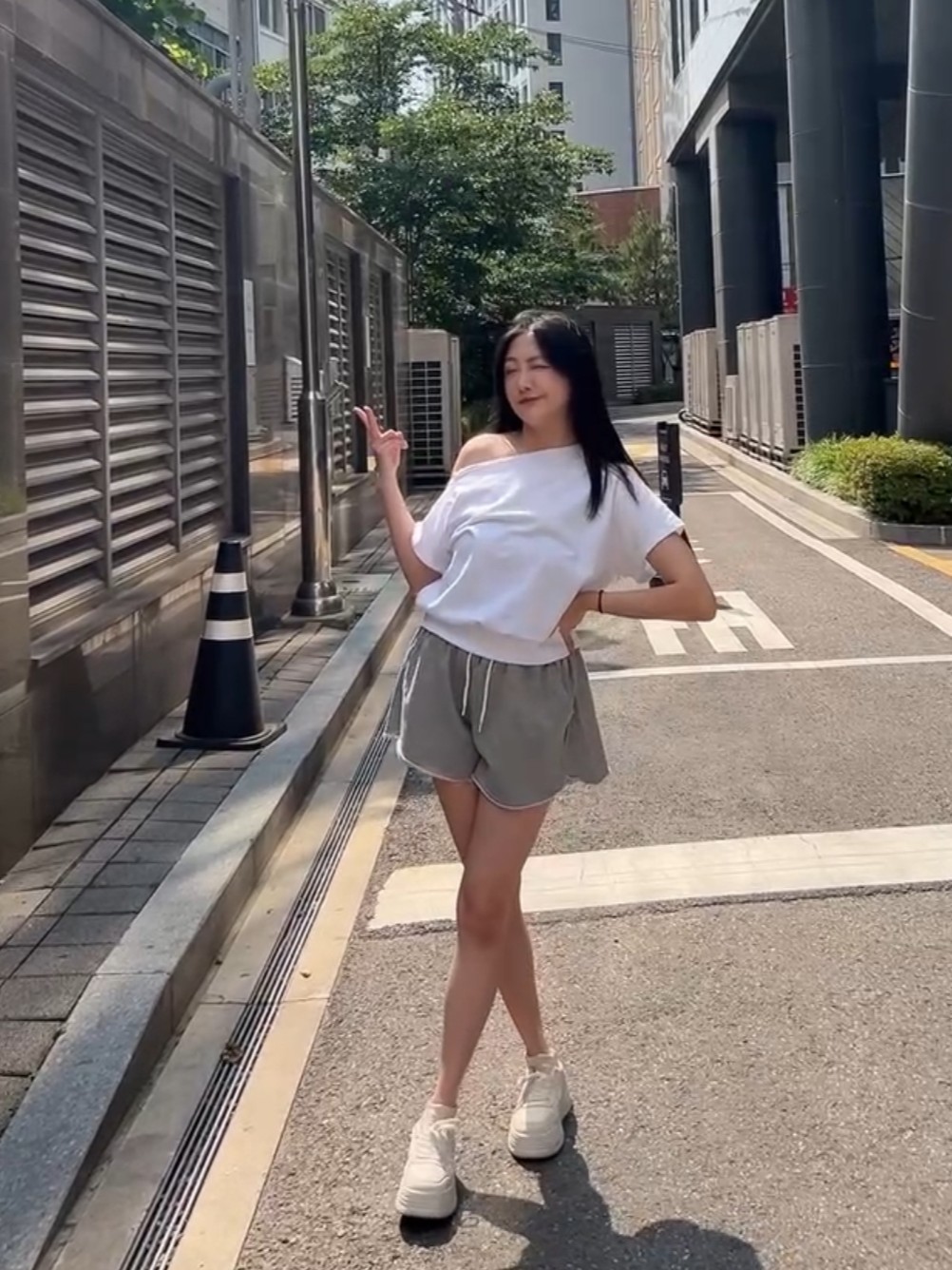 韓國歐妮設計 斜肩修身時髦上衣(下擺收緊)
